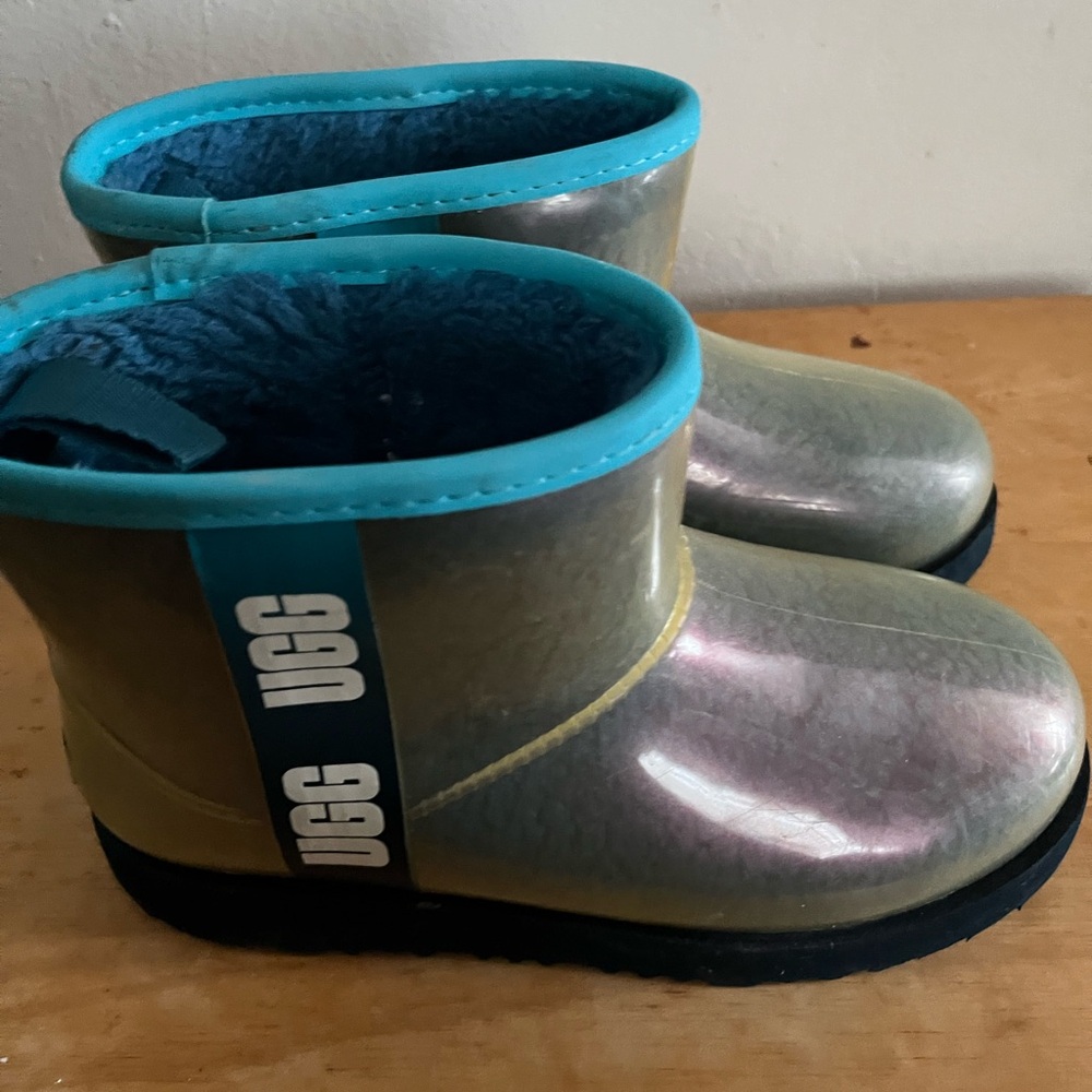 UGG Kids Iridescent Shell Short Boot with Teal Trim